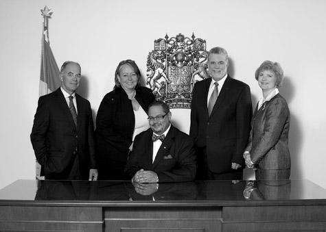 Les membres du CSARS (de gauche à droite) : l’honorable Denis Losier, l’honorable Frances Lankin, l’honorable Dr Arthur T. Porter (président), l’honorable Dr Philippe Couillard et l’honorable Carol Skelton.